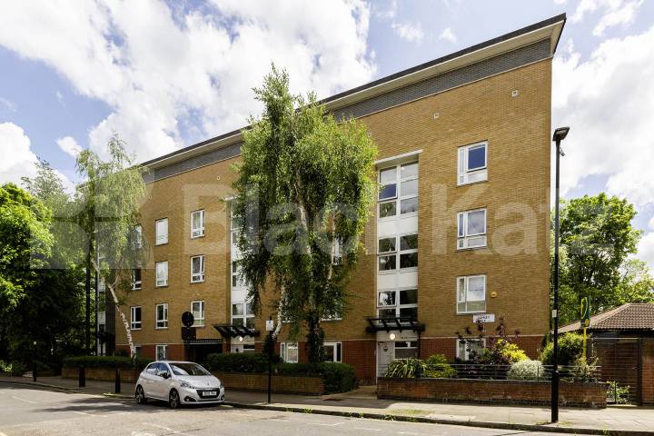 Bright 2-bedroom flat on Ramsey Walk N1 — balcony, wood floors & modern bathro Ramsey Walk, Islington / Canonbury 
